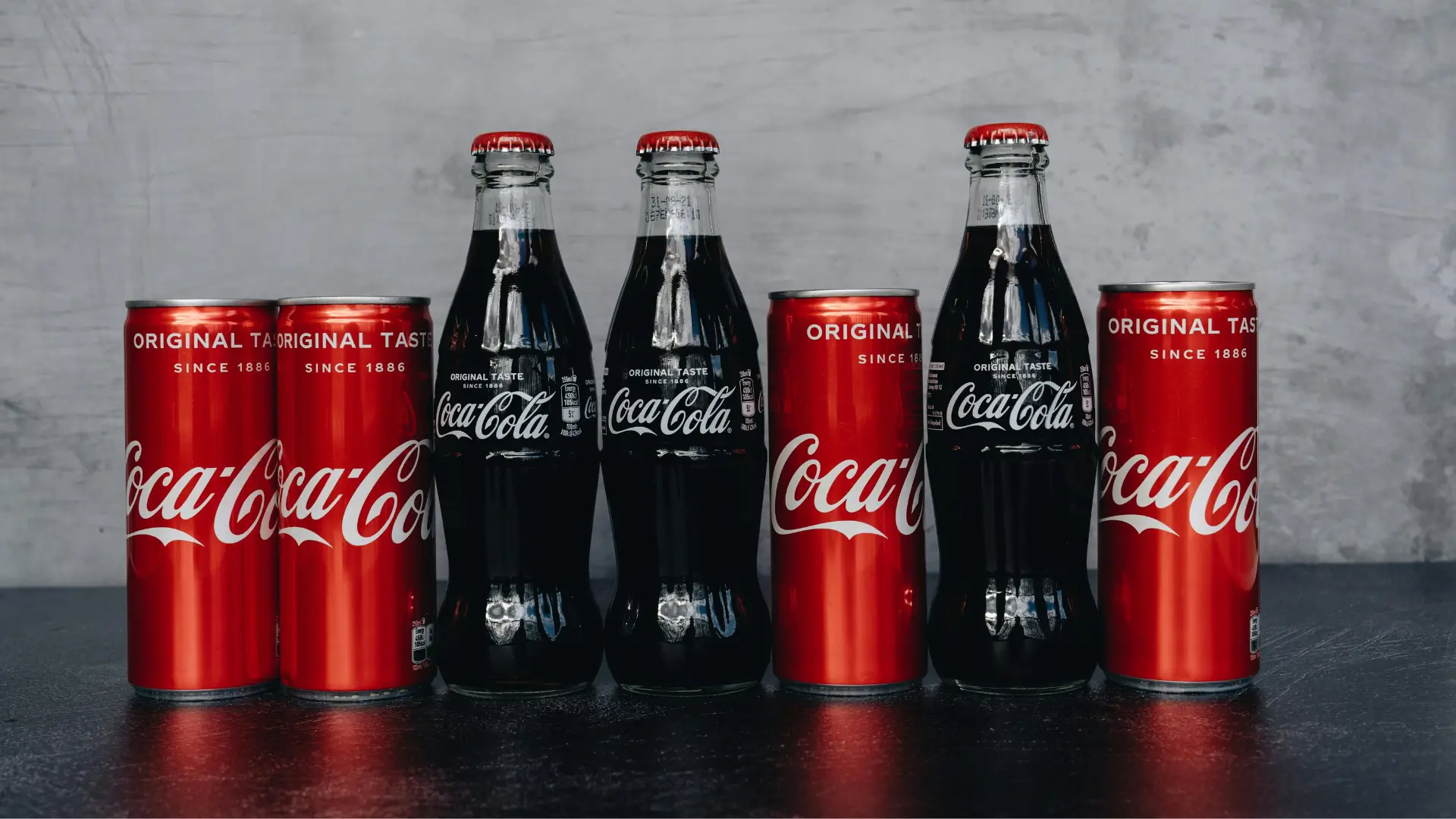 Imagen del artículo Coca-Cola retira más de 10,000 latas del mercado por posible contaminación con plástico